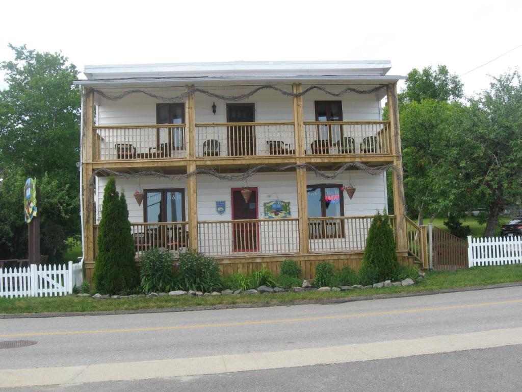 Gite Au Vieux Pommier Tadoussac Exteriör bild