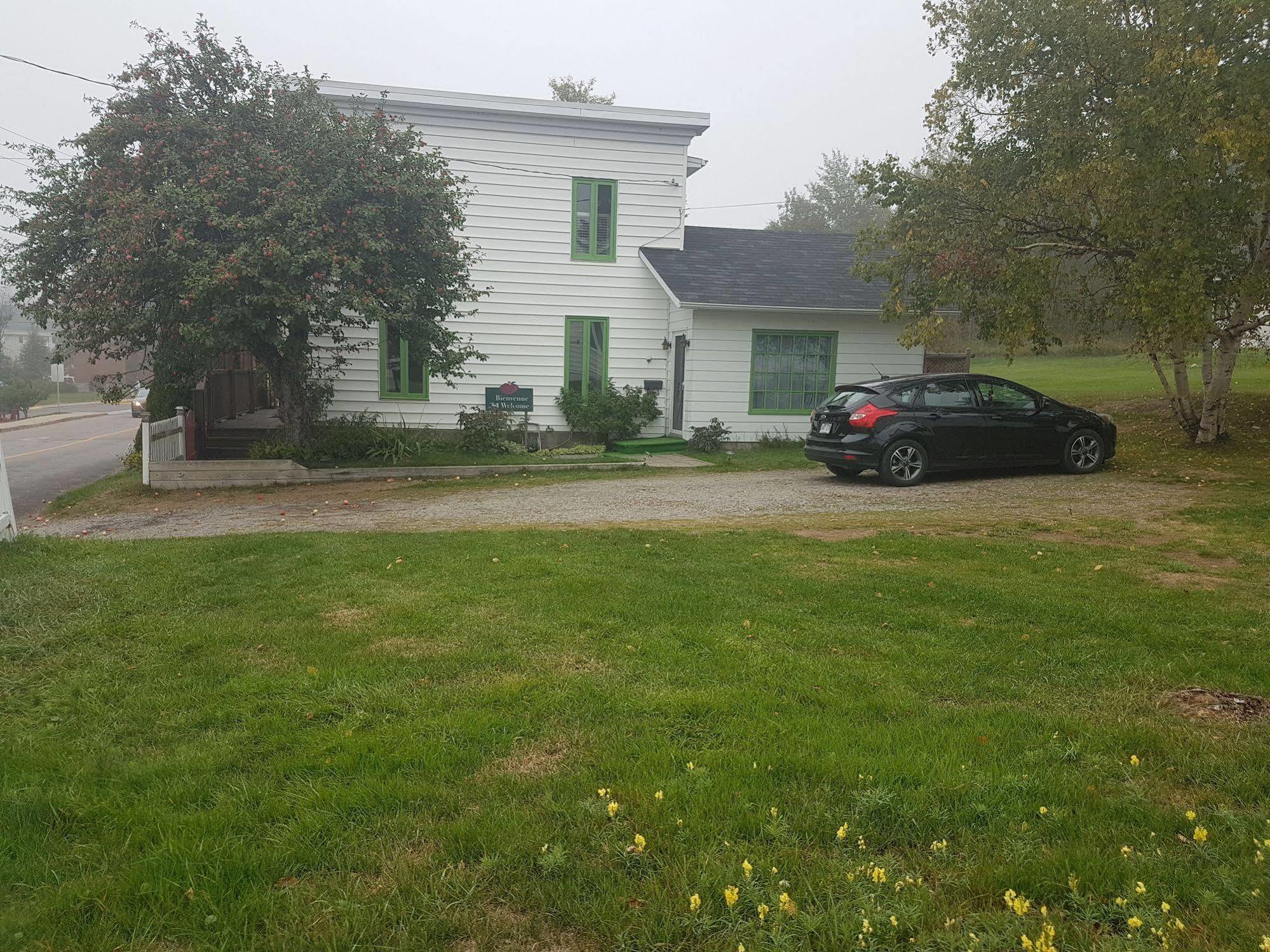 Gite Au Vieux Pommier Tadoussac Exteriör bild